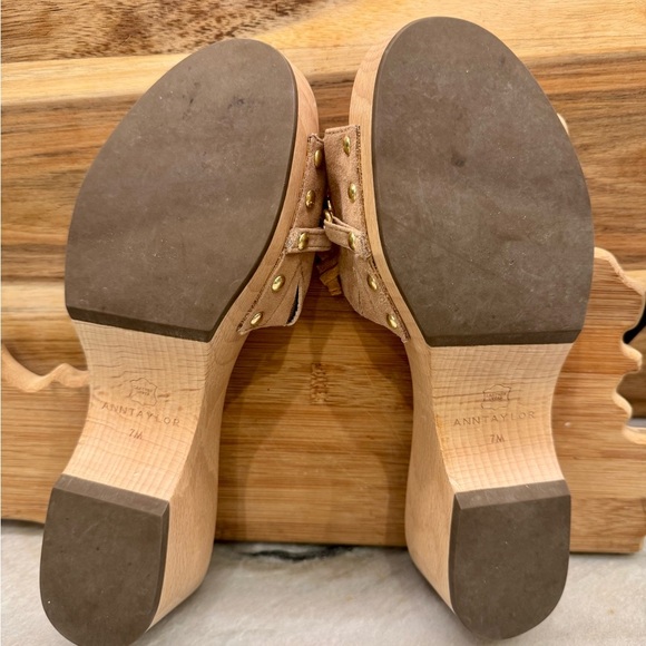 Ann Taylor Clogs - Tan Suede with Chain Accent-7M - Picture 5 of 14
